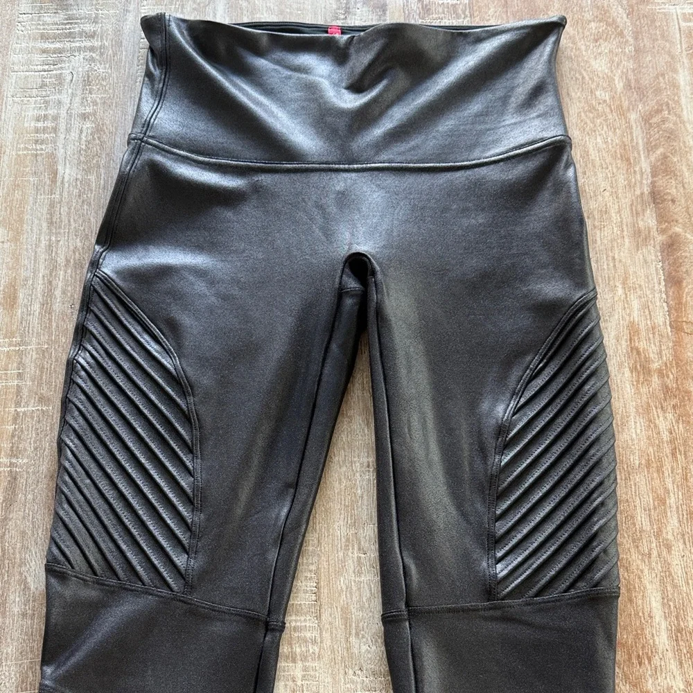 SPANX Textured Black Leggings - Picture 4 of 5